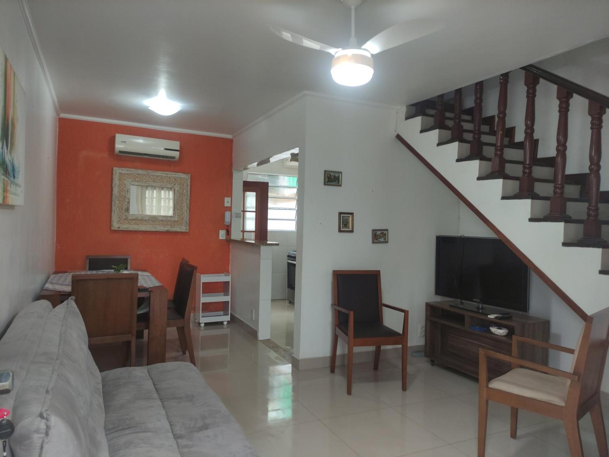 Prox Praias Tombo E Asturias- 2 Quartos Com Ar Condicionado- Quintal Com Churrasqueira Guaruja